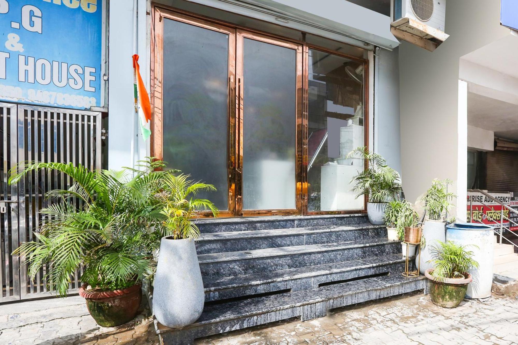 Hotel O Royal Guest House Garhi Harsaru Buitenkant foto